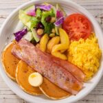「ベーコンエッグパンケーキ(カナダ産メイプルシロップ添え)」税込み1,408円