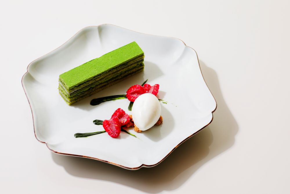 「抹茶とセサミのオペラ ソルティ・ド・ミルクアイスクリーム」ドリンク付き・税込み3,670円(別途サービス料)