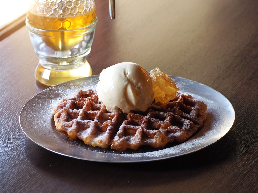 自家製ジェラートをたっぷりのせたジェラートワッフルプレート