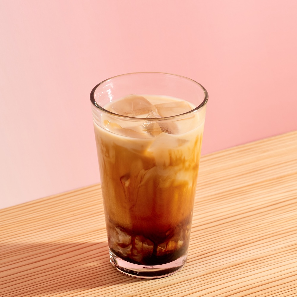 「米糀ミルク使用 黒糖 わらび餅 ほうじ茶 ティー ラテ」イメージ