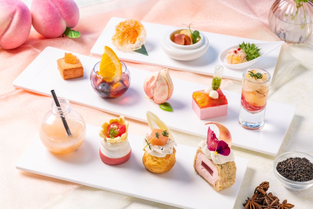「ザ・グラン ラウンジ(THE GRAND LOUNGE)」にて提供する「桃のアフタヌーンティーセット」税込み5,800円(別途サービス料)