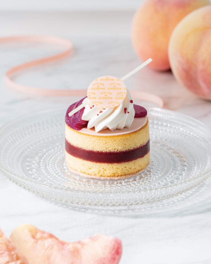 5月21日~9月2日に販売する「桃とラズベリーのホワイトチョコレートケーキ」テイクアウト・税込み918円〜 ※6月25日~7月7日は「桃とラズベリーのホワイトチョコレートケーキ 七夕デコレーション」に切り替わる。
