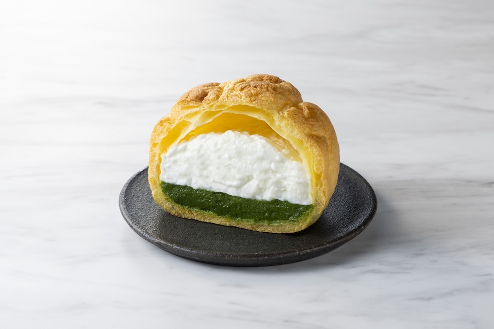 5月13日より順次発売する「たっぷりホイップのダブルシュー宇治抹茶」税込み237円