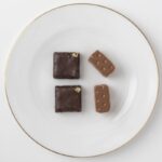 同期間中に1階の「ケーキ&チョコレートショップ」にて販売する「SHIKIショコラ・フレ ―NATSU―」各1粒ずつ入り・税込み648円