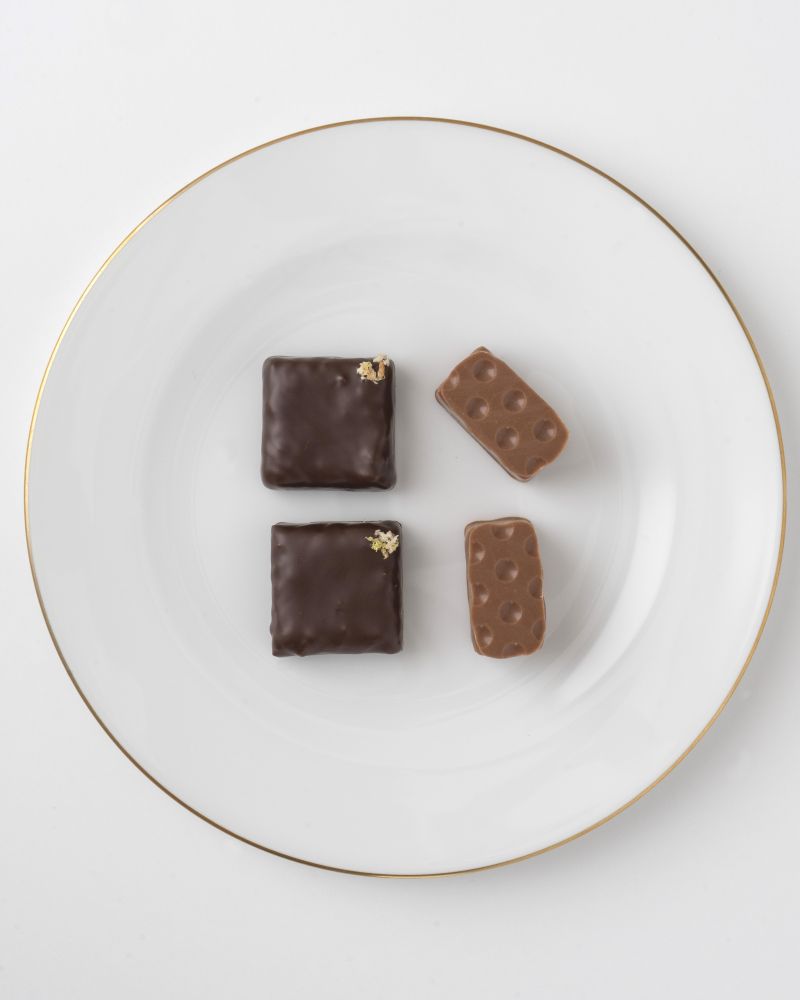 同期間中に1階の「ケーキ&チョコレートショップ」にて販売する「SHIKIショコラ・フレ ―NATSU―」各1粒ずつ入り・税込み648円