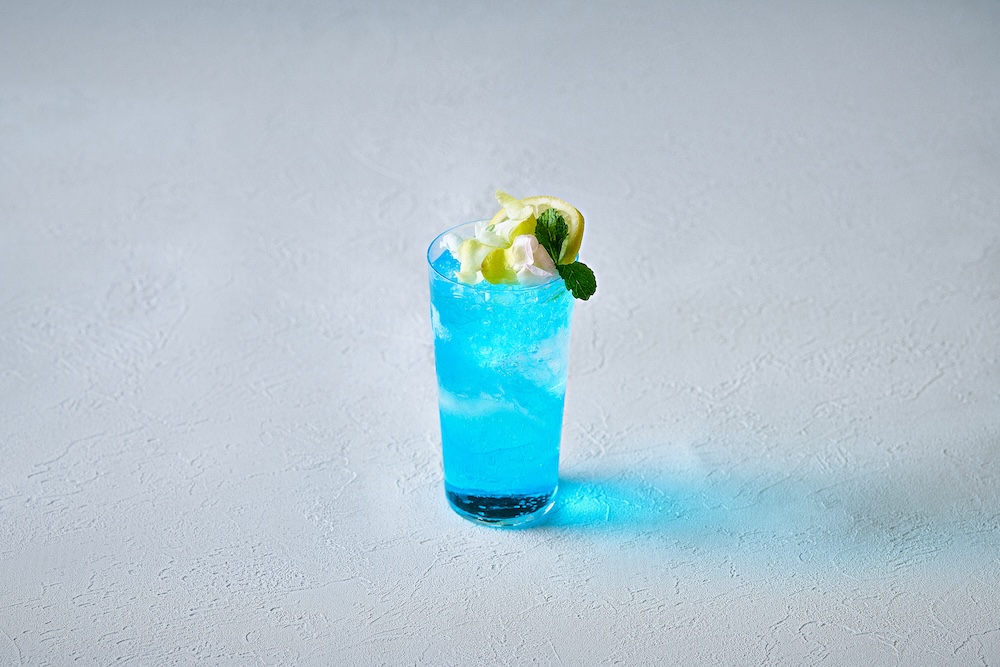 35階の「Sky Gallery Lounge Levita、The Bar illumiid」で展開される「カクテル ホライゾンブルー」税込み3,200円（別途サービス料）