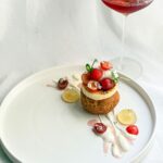 「エンメ」と「リリック」のコラボメニュー「さくらんぼと枝豆のシューアイス」各日30点限定。2皿+ミニャルディーズ付きで4,950円。