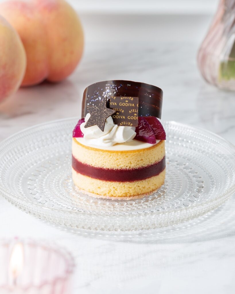6月25日~ 7月7日に販売する「桃とラズベリーのホワイトチョコレートケーキ 七夕デコレーション」テイクアウト・税込み918円〜