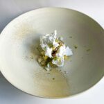 「エンメ」と「リリック」のコラボメニュー「海藻と海苔のヴァシュラン、海藻バターアイス」各日30点限定。2皿+ミニャルディーズ付きで4,950円。