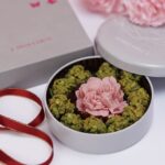 「ジェイ・ドゥ・セルクル」にて5月11日まで販売予定の「カーネーション抹茶クランチ」税込み1,944円