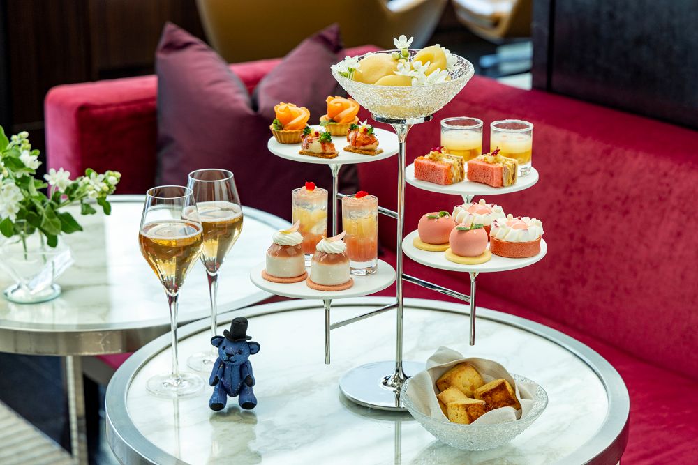 開業20周年記念限定のコンラッド・ベアが付いた「乾杯のシャンパーニュ付き デラックスアフタヌーンティー」税込み13,500円(サービス料含む)