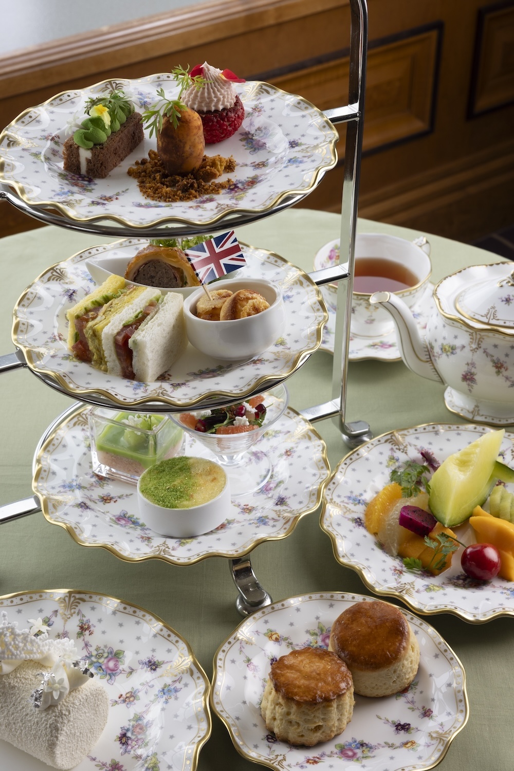 1日1組（2名）限定「British Summer Afternoon Tea featuring Royal Crown Derby」税込み18,000円（サービス料含む）