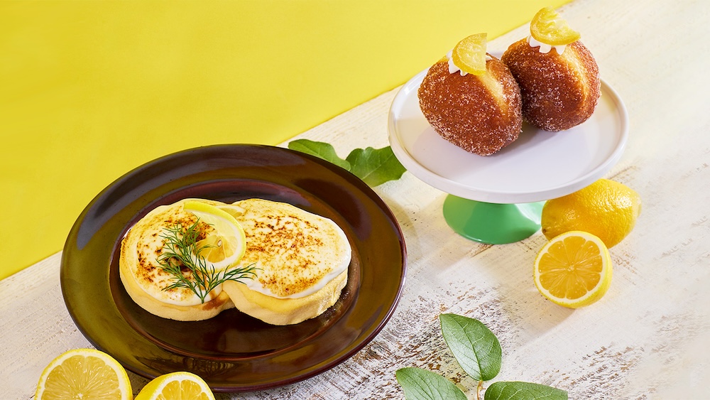左から「レモンクリームのブリュレパンケーキ」、「【生ドーナッツ】国産レモンのチーズクリーム」