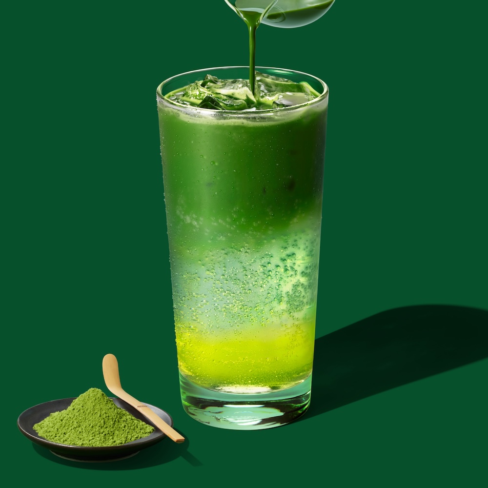 「石臼抹茶 グリーン ティー スパークリング」トールサイズのみ。価格はテイクアウト・税込み1,080円、店内利用・税込み1,100円。