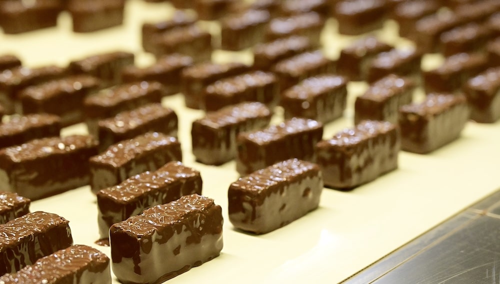 「メリーチョコレート」の「ミルフィーユ」製造の様子