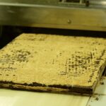 「メリーチョコレート」の「ミルフィーユ」製造の様子
