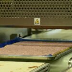 「メリーチョコレート」の「ミルフィーユ」製造の様子