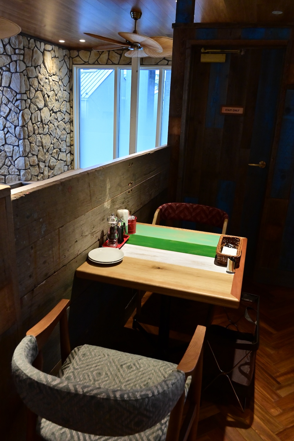 「コナズ珈琲 西荻窪店」内観イメージ（2階）