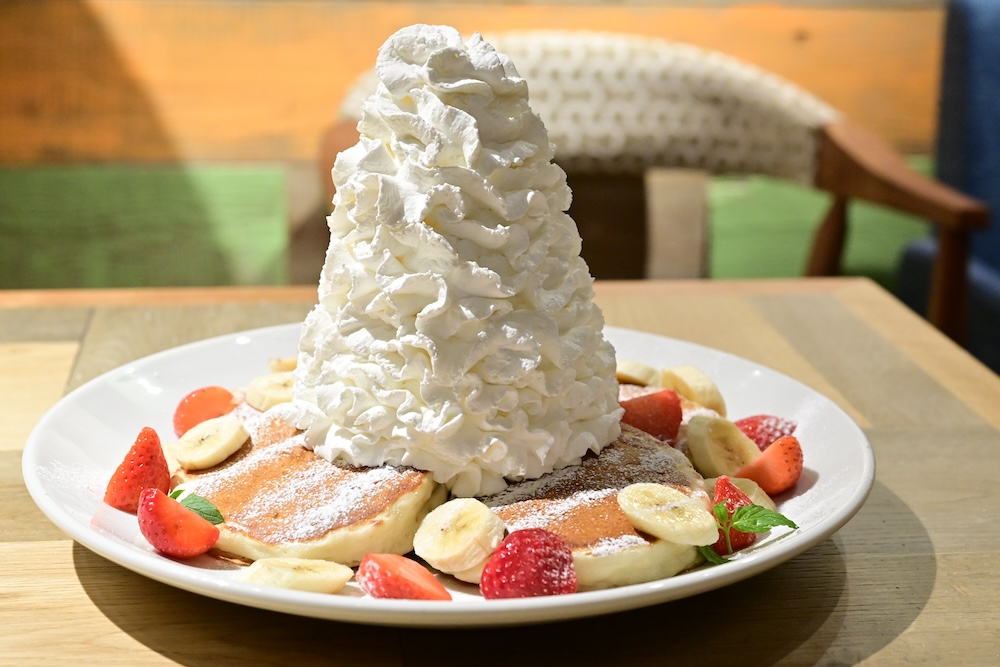 人気メニュー「ストロベリー&バナナホイップパンケーキ」税込み1,749円