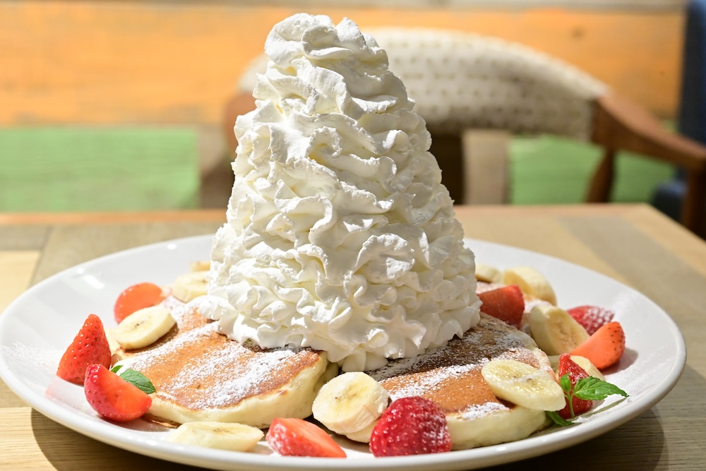 店舗によっては1日80〜90皿出ることもある人気メニュー「ストロベリー&バナナホイップパンケーキ」税込み1,749円