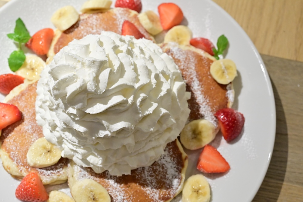 店舗によっては1日80〜90皿出ることもある人気メニュー「ストロベリー&バナナホイップパンケーキ」税込み1,749円