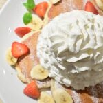 人気メニュー「ストロベリー&バナナホイップパンケーキ」税込み1,749円