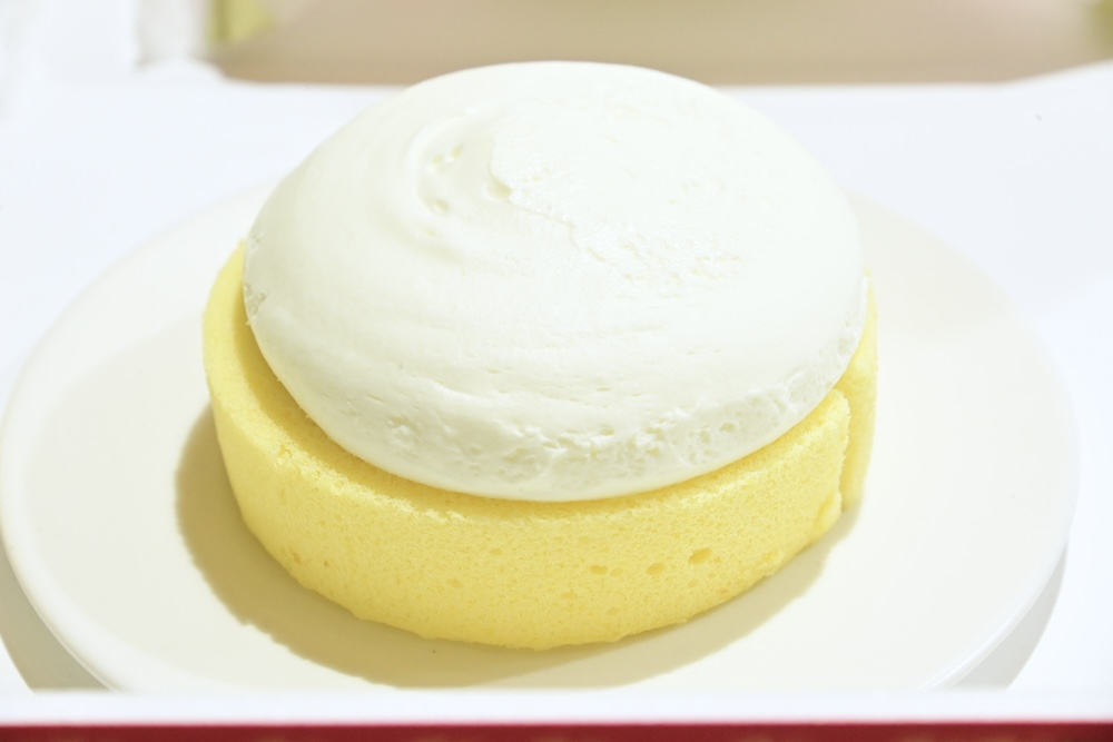 6月2日より先行販売中の「Uchi Café 盛りすぎ!プレミアムロールケーキ」税込み227円
