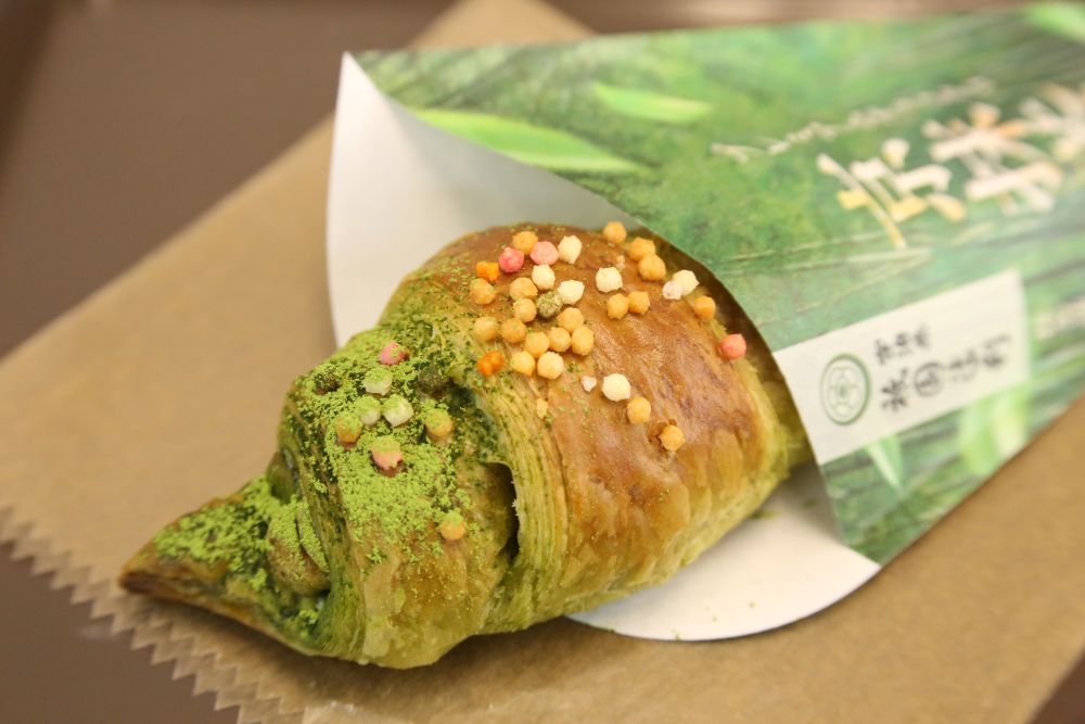 生地を改良した「プレミアムチョコクロ 京抹茶」1個・税込み390円、5個入り・税込み1,750円