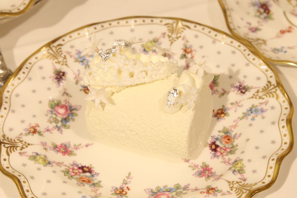 7月1日～8月8日に提供する各日1組2名限定の「British Summer Afternoon Tea featuring Royal Crown Derby」税込み18,000円（サービス料含む）