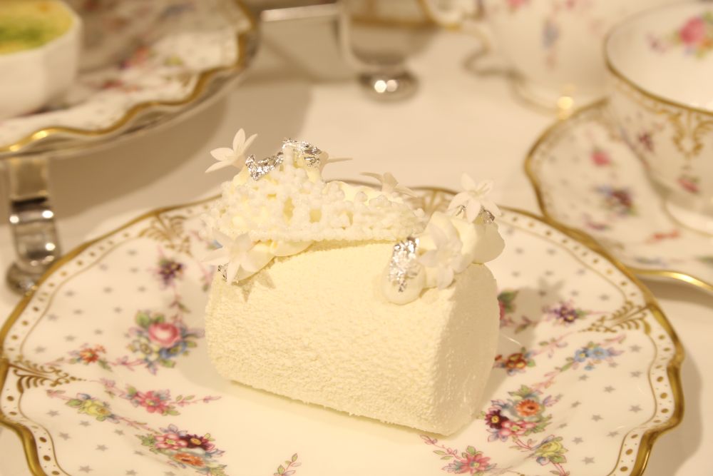 7月1日～8月8日に提供する各日1組2名限定の「British Summer Afternoon Tea featuring Royal Crown Derby」税込み18,000円（サービス料含む）