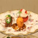 7月1日~8月8日に提供する各日1組2名限定の「British Summer Afternoon Tea featuring Royal Crown Derby」税込み18,000円(サービス料含む)
