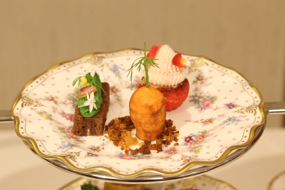 7月1日～8月8日に提供する各日1組2名限定の「British Summer Afternoon Tea featuring Royal Crown Derby」税込み18,000円（サービス料含む）