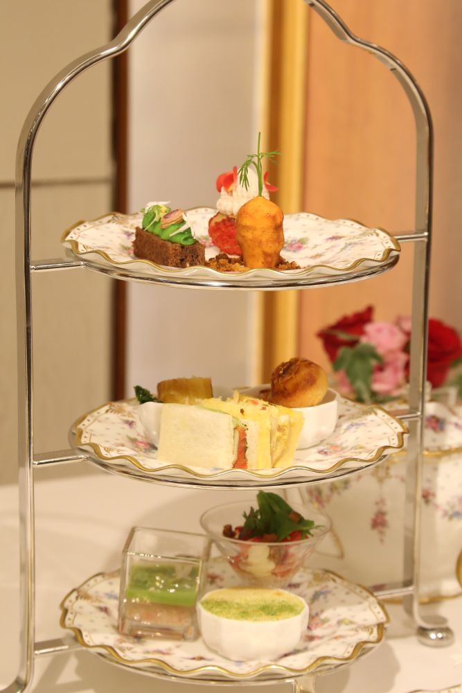 7月1日～8月8日に提供する各日1組2名限定の「British Summer Afternoon Tea featuring Royal Crown Derby」税込み18,000円（サービス料含む）