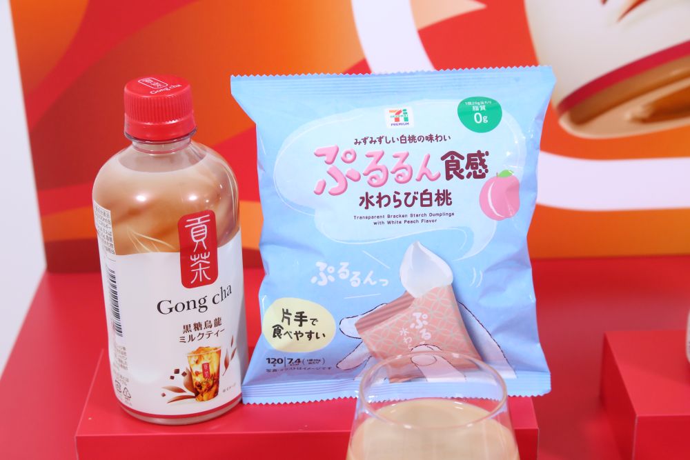 「貢茶 黒糖烏龍ミルクティー」と「7プレミアム ぷるるん食感 水わらび白桃」のアレンジ