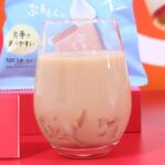 「貢茶 黒糖烏龍ミルクティー」と「7プレミアム ぷるるん食感 水わらび白桃」のアレンジ