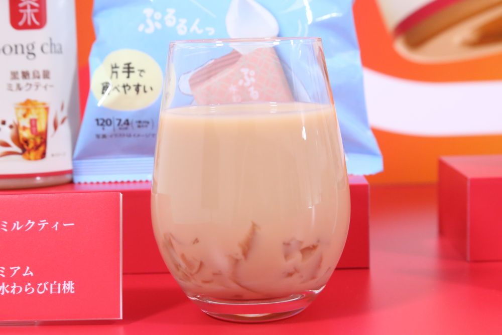 「貢茶 黒糖烏龍ミルクティー」と「7プレミアム ぷるるん食感 水わらび白桃」のアレンジ