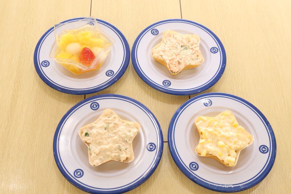 左上から時計回りに「天の川フルーツポンチ」税込み240円、「流れるスターサラダ」税込み115円、「流れるスターコーン」税込み115円、「流れるスターツナサラダ」税込み115円