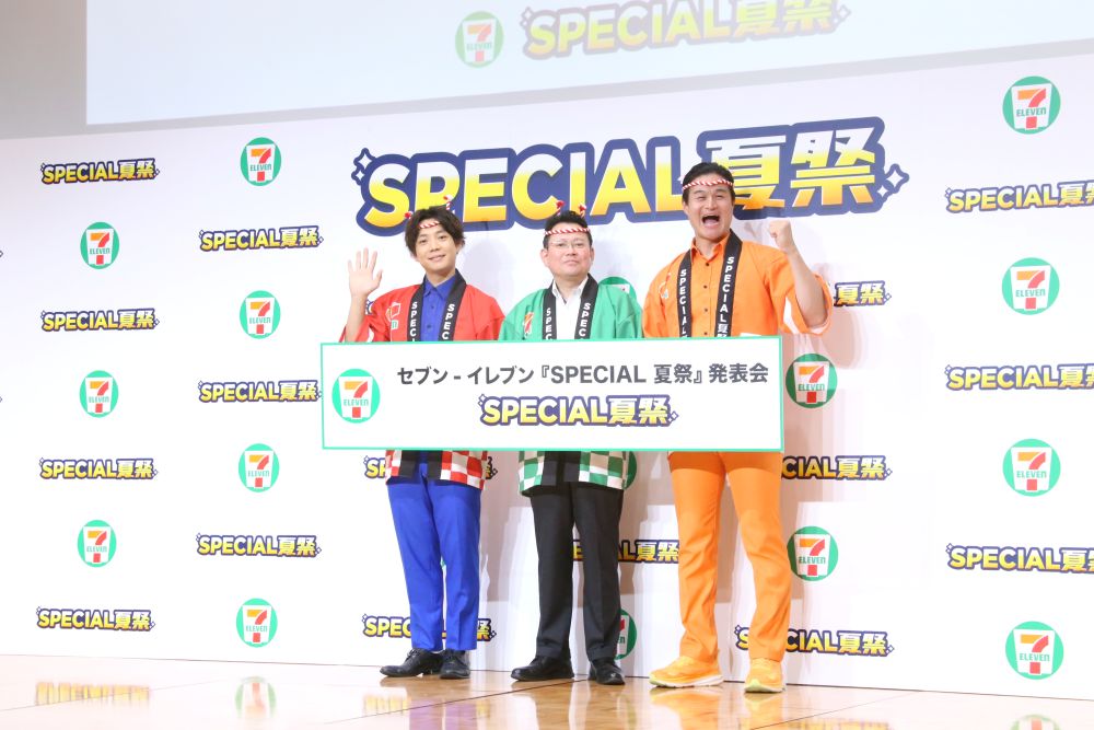 左からティモンディの前田裕太さん、セブン-イレブンの岡嶋則幸さん、ティモンディの高岸宏行さん