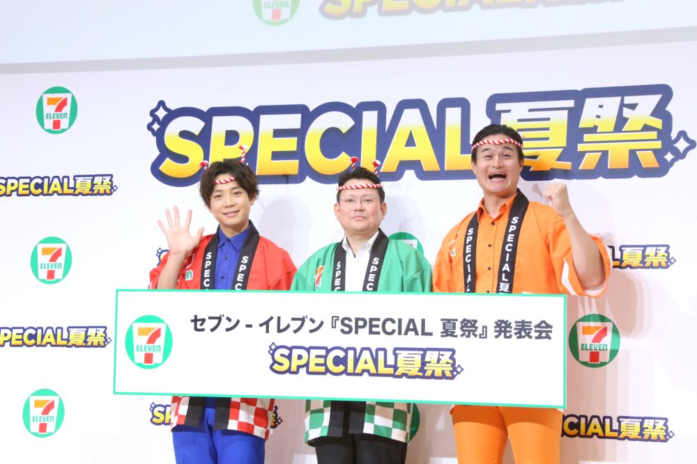左からティモンディの前田裕太さん、セブン-イレブンの岡嶋則幸さん、ティモンディの高岸宏行さん