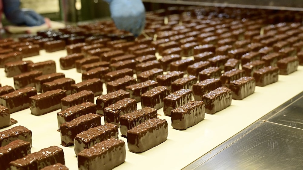 「メリーチョコレート」の「ミルフィーユ」製造の様子