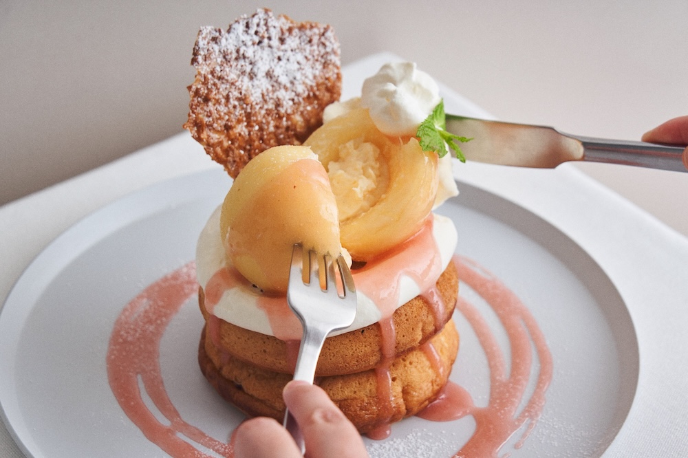「まるごと“岡山白桃”とミルキークリームのパンケーキ」税込み2,310円