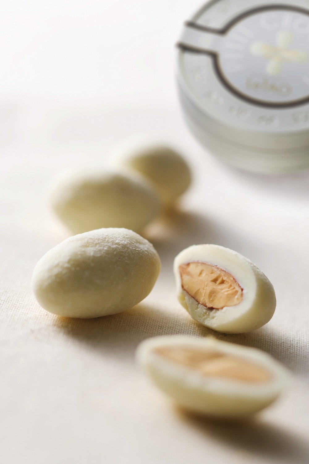 ルタオ本店限定および各日数量限定「プチショコラ アマンドホワイト」税込み1,080円