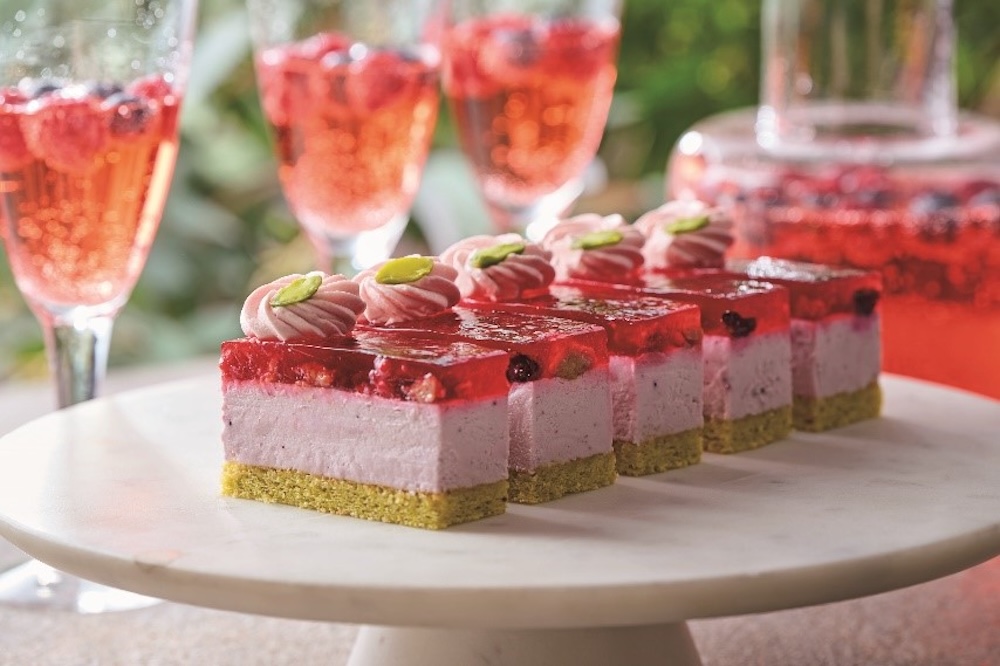 「角館・くら吉」のそごう・西武限定「あきたフランボワーズミニョンヌとブルーベリーのケーク」イメージ