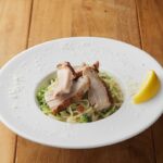 「北海道産鶏もも肉とブロッコリーのペペロンチーノ」サラダ付き・税込み1,540円