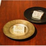 「エスティーエー(Sta.)麻布台」にて販売する「Sta.の自家製アイス(チョコミント、旬のフルーツ)」各種税込み660円