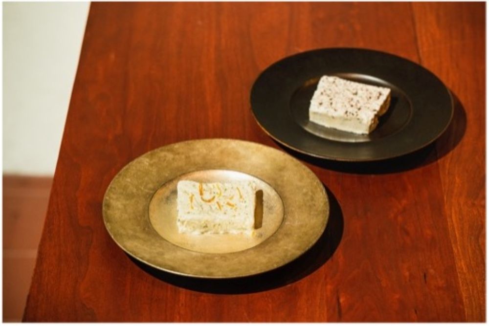 「エスティーエー（Sta.）麻布台」にて販売する「Sta.の自家製アイス（チョコミント、旬のフルーツ）」各種税込み660円