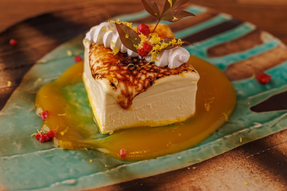 「ブリュレレアチーズケーキ パッションとゆずのソース」イメージ