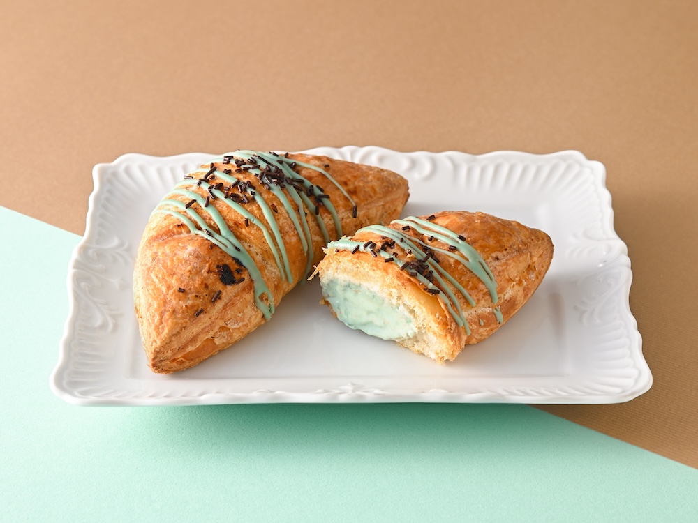 「カリカリクロワッサン専門店CARI DE CRO」の「チョコミントクロワッサン」1個・税込み380円