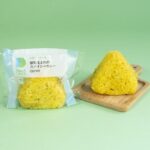 関東地方で販売される「植物生まれのスパイシーカレーおむすび」税込み157円