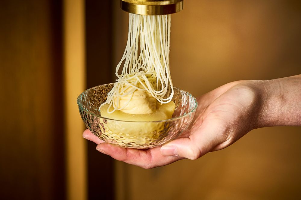7月1日～8月31日に提供する「桃のアフタヌーンティー」税込み7,000円（サービス料含む）